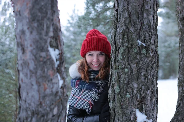Beautiful Girl Green Eyes Ginger Hair Red Hat Walk Winter — 스톡 사진