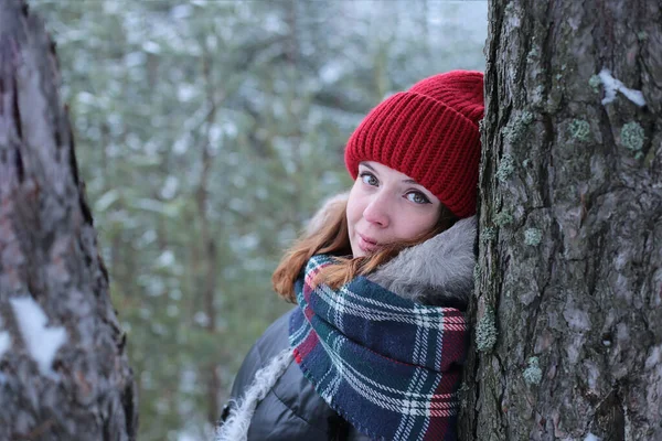 Beautiful Girl Green Eyes Ginger Hair Red Hat Walk Winter — Stock Photo, Image