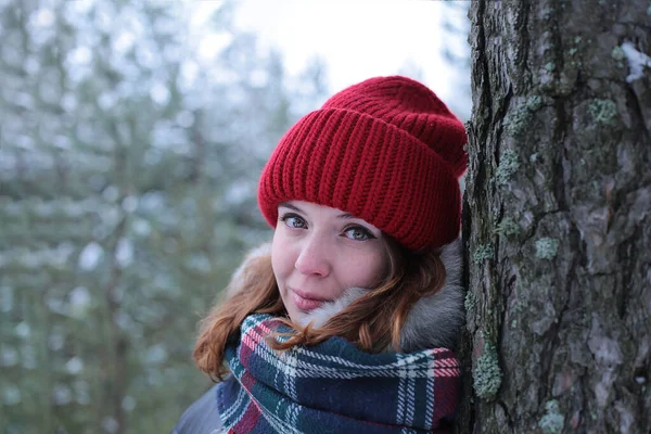 Красивая Девушка Зелеными Глазами Рыжими Волосами Красной Шляпе Прогулке Зимнем — стоковое фото