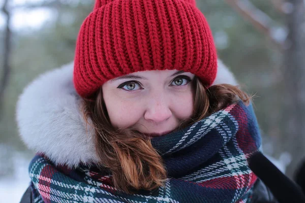 Beautiful Girl Green Eyes Ginger Hair Red Hat Walk Winter — Stockfoto