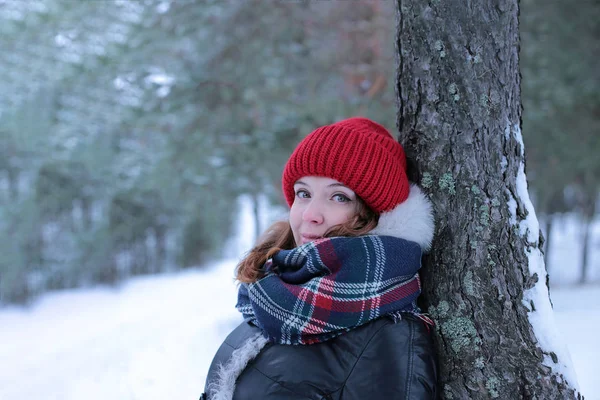 Gyönyörű Lány Zöld Szemekkel Vörös Kalapos Vörös Hajjal Egy Téli — Stock Fotó