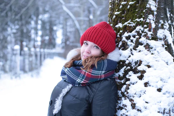 Красива Дівчина Зеленими Очима Імбирним Волоссям Червоному Капелюсі Прогулянці Зимовому — стокове фото
