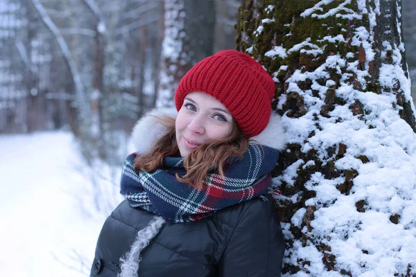 Bella Ragazza Con Gli Occhi Verdi Capelli Rossicci Cappello Rosso — Foto Stock