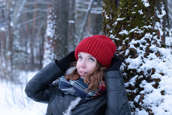 Piękna Dziewczyna Zielonymi Oczami Rudymi Włosami Czerwonym Kapeluszu Spacerze Zimowym — Zdjęcie stockowe