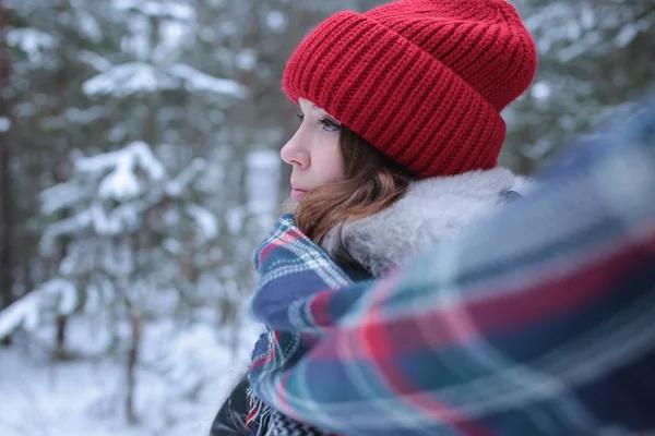 Piękna Dziewczyna Zielonymi Oczami Rudymi Włosami Czerwonym Kapeluszu Spacerze Zimowym — Zdjęcie stockowe