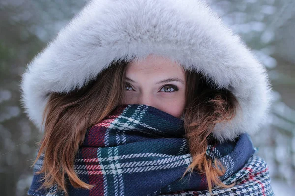 在冬季雪地的森林里散步时 美丽的姑娘 绿色的眼睛 戴着红帽子的姜黄的头发 — 图库照片