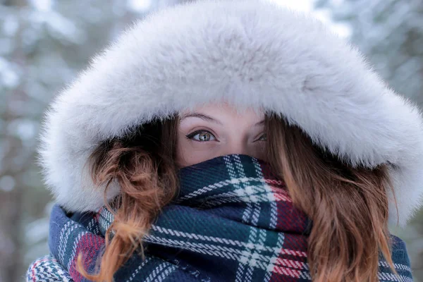 Beautiful Girl Green Eyes Ginger Hair Red Hat Walk Winter — Stock Photo, Image