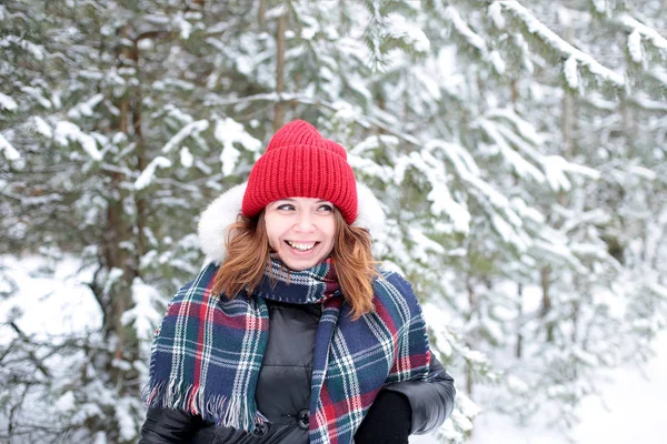 Bella Ragazza Con Gli Occhi Verdi Capelli Rossicci Cappello Rosso — Foto Stock