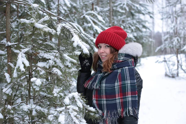 Beautiful Girl Green Eyes Ginger Hair Red Hat Walk Winter — Stock Photo, Image