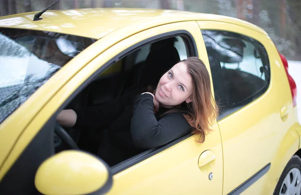 Gyönyörű Fiatal Zöld Szemekkel Vörös Hajjal Egy Sárga Autóban Egy — Stock Fotó