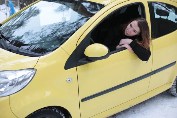 Hermosa Joven Con Ojos Verdes Cabello Rojo Coche Amarillo Bosque — Foto de Stock