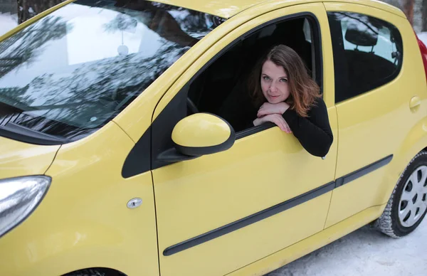 Hermosa Joven Con Ojos Verdes Cabello Rojo Coche Amarillo Bosque — Foto de Stock