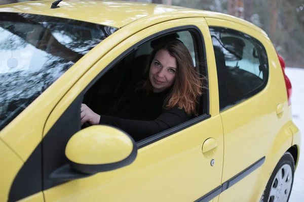 Piękna Młoda Kobieta Zielonymi Oczami Rudymi Włosami Żółtym Samochodzie Zimowym — Zdjęcie stockowe