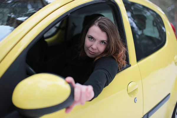 Hermosa Joven Con Ojos Verdes Cabello Rojo Coche Amarillo Bosque — Foto de Stock