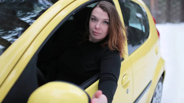 Hermosa Joven Con Ojos Verdes Cabello Rojo Coche Amarillo Bosque — Foto de Stock