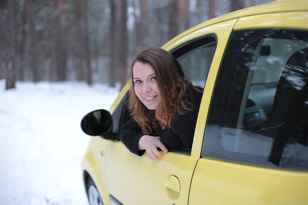 Mulher Bonita Com Olhos Verdes Cabelos Vermelhos Carro Amarelo Uma — Fotografia de Stock