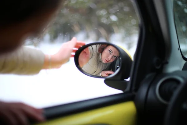 Beautiful Young Woman Green Eyes Red Hair Yellow Car Winter — Stock Photo, Image