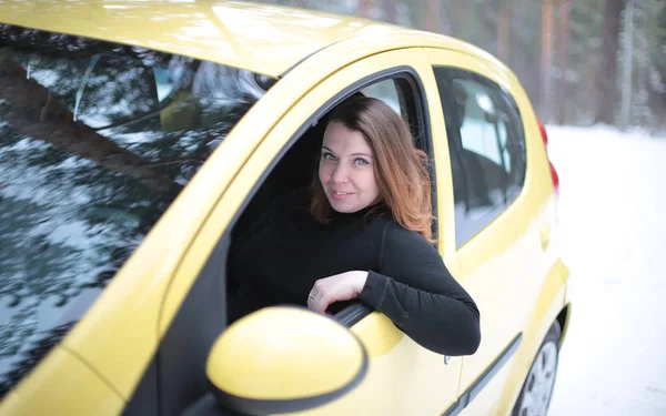 Hermosa Chica Atractiva Con Ojos Verdes Pelo Rufo Coche Amarillo — Foto de Stock