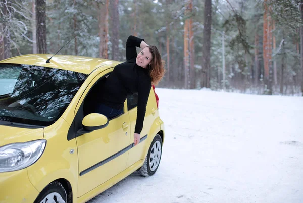 Hermosa Chica Atractiva Con Ojos Verdes Pelo Rufo Coche Amarillo — Foto de Stock