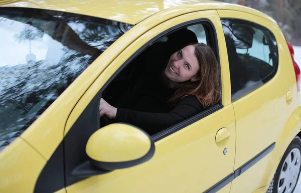 Gyönyörű Vonzó Lány Zöld Szemekkel Ruf Haj Egy Sárga Autó — Stock Fotó