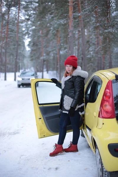 Hermosa Chica Atractiva Con Ojos Verdes Pelo Rufo Coche Amarillo — Foto de Stock