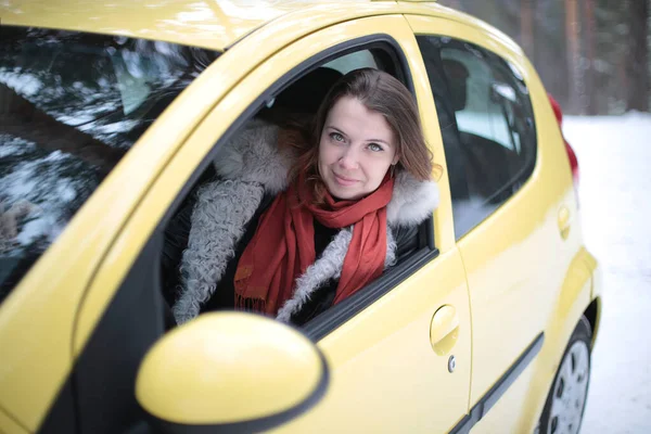 Hermosa Chica Atractiva Con Ojos Verdes Pelo Rufo Coche Amarillo — Foto de Stock