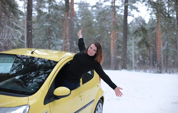 Hermosa Chica Atractiva Con Ojos Verdes Pelo Rufo Coche Amarillo — Foto de Stock