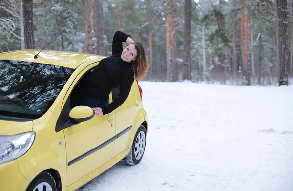 Hermosa Chica Atractiva Con Ojos Verdes Pelo Rufo Coche Amarillo — Foto de Stock