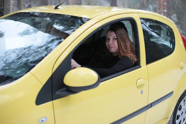 Piękna Atrakcyjna Dziewczyna Zielonymi Oczami Rufous Włosy Żółtym Samochodzie Zimowym — Zdjęcie stockowe