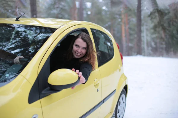 Hermosa Chica Atractiva Con Ojos Verdes Pelo Rufo Coche Amarillo — Foto de Stock