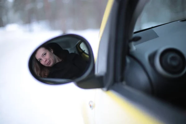 Hermosa Chica Atractiva Con Ojos Verdes Pelo Rufo Coche Amarillo — Foto de Stock