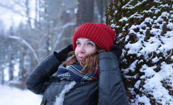 Piękna Atrakcyjna Dziewczyna Zielonymi Oczami Rudymi Włosami Spaceruje Zimowym Lesie — Zdjęcie stockowe