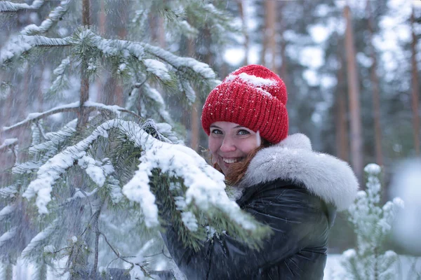 Gyönyörű Vonzó Lány Zöld Szemekkel Vörös Hajjal Sétál Téli Havas — Stock Fotó