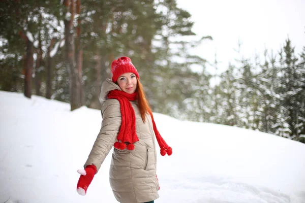 Beautiful Attractive Smiling Girl Green Eyes Red Hair Walks Winter — Stock Photo, Image