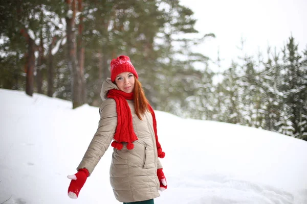 Beautiful Attractive Smiling Girl Green Eyes Red Hair Walks Winter — 스톡 사진