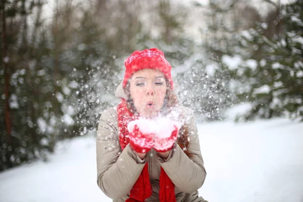 美丽迷人的微笑女孩 绿眼红头发 漫步在冬季雪地的森林里 — 图库照片