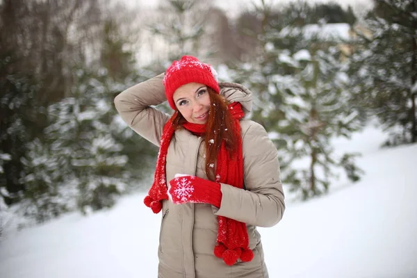 Gyönyörű Vonzó Mosolygós Lány Zöld Szemekkel Vörös Hajjal Sétál Téli — Stock Fotó
