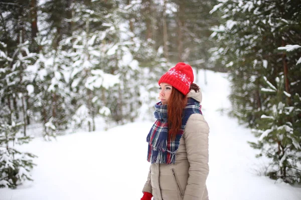 Beautiful Attractive Smiling Young Woman Green Eyes Red Hair Walks — Stock Photo, Image