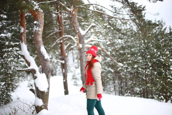 Beautiful Attractive Smiling Young Woman Green Eyes Red Hair Walks — 스톡 사진