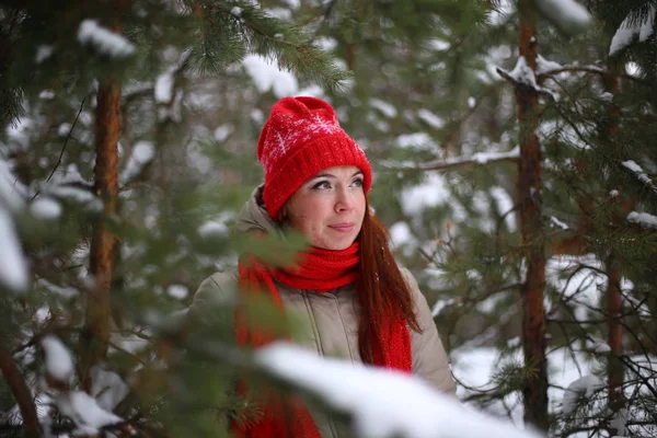 Beautiful Attractive Smiling Young Woman Green Eyes Red Hair Walks — Stock Photo, Image