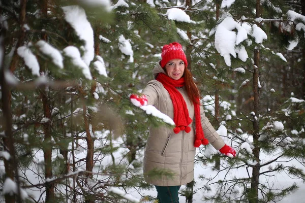 Gyönyörű Vonzó Mosolygós Fiatal Zöld Szemekkel Vörös Hajjal Sétál Téli — Stock Fotó