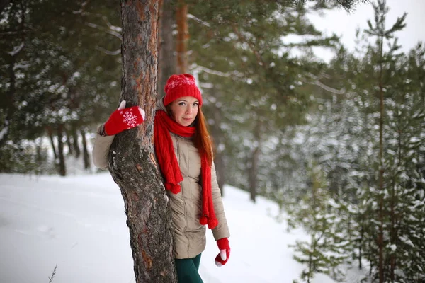 Gyönyörű Vonzó Mosolygós Fiatal Zöld Szemekkel Vörös Hajjal Sétál Téli — Stock Fotó