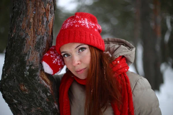 Beautiful Attractive Smiling Young Woman Green Eyes Red Hair Walks — Stock Photo, Image