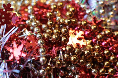 Parlak parlak top ve çelenk Noel ağacını süslemek için boncuk gibi parlak arka plan