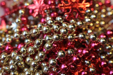 Parlak parlak top ve çelenk Noel ağacını süslemek için boncuk gibi parlak arka plan