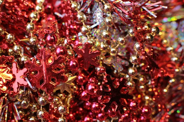 Γυαλιστερή Φωτεινή Μπάλα Και Γιρλάντα Χάντρες Για Διακόσμηση Του Χριστουγεννιάτικου — Φωτογραφία Αρχείου