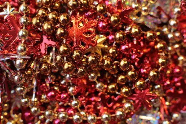 Γυαλιστερή Φωτεινή Μπάλα Και Γιρλάντα Χάντρες Για Διακόσμηση Του Χριστουγεννιάτικου — Φωτογραφία Αρχείου
