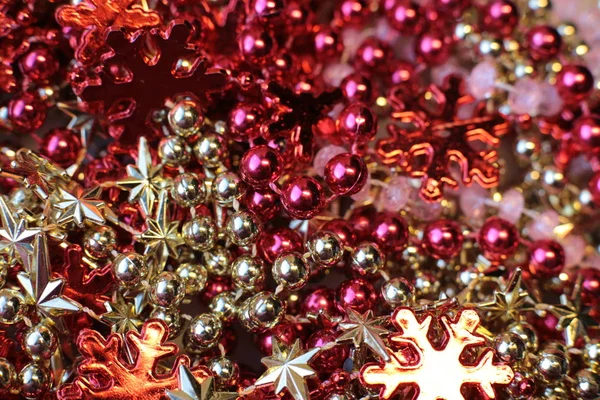 クリスマスツリーを飾るビーズとして輝く明るいボールとガーランド光沢のある背景 — ストック写真