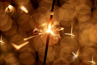 Şenlikli Noel arkaplanı Bokeh çelengi ve ışıltılı maytap.