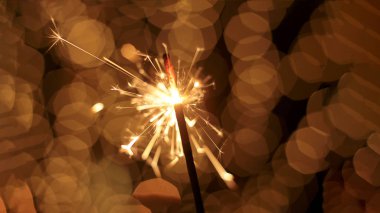 Şenlikli Noel arkaplanı Bokeh çelengi ve ışıltılı maytap.